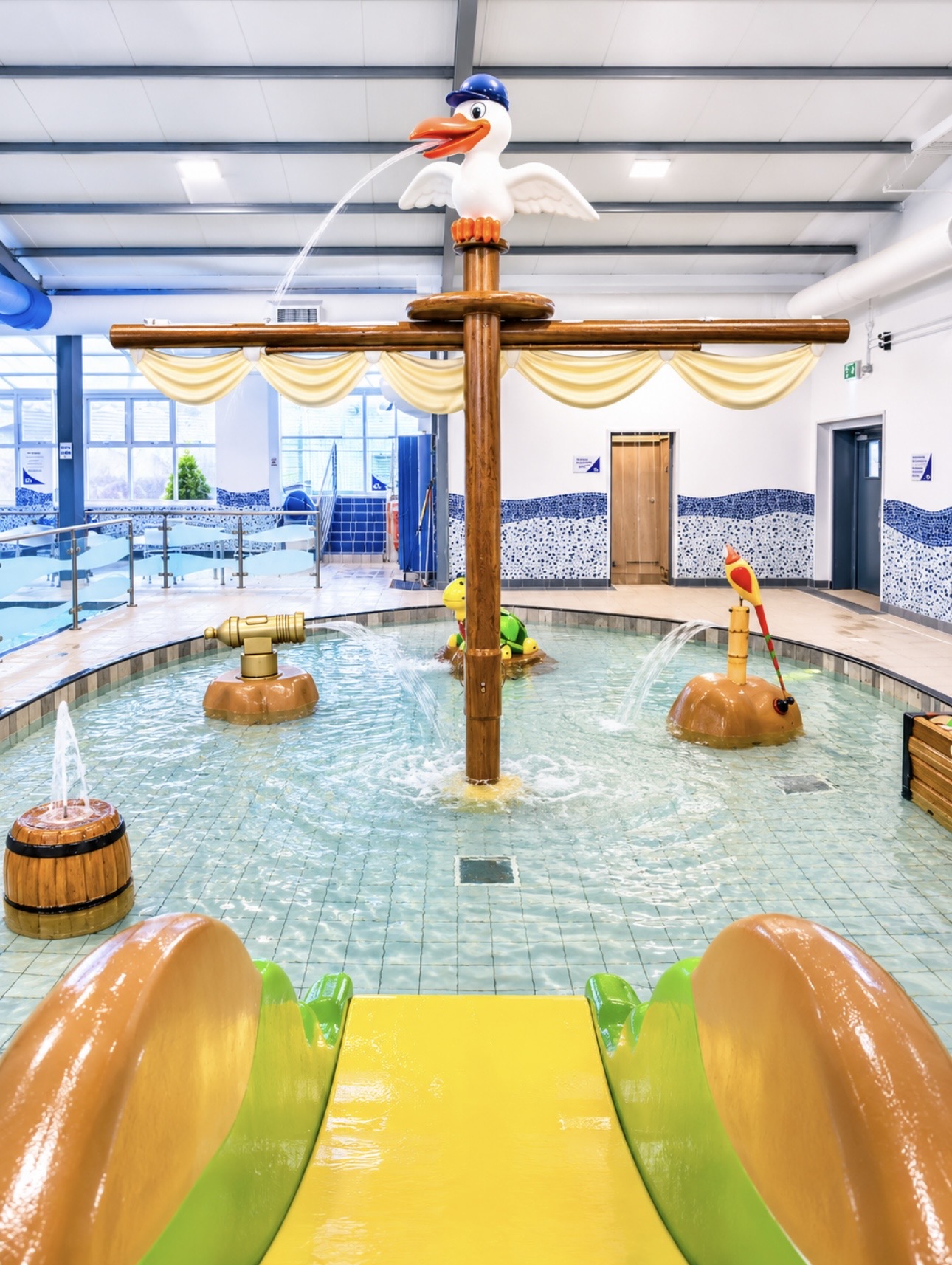 Crocodile slide and ship mast with fountains in the finished splash pool